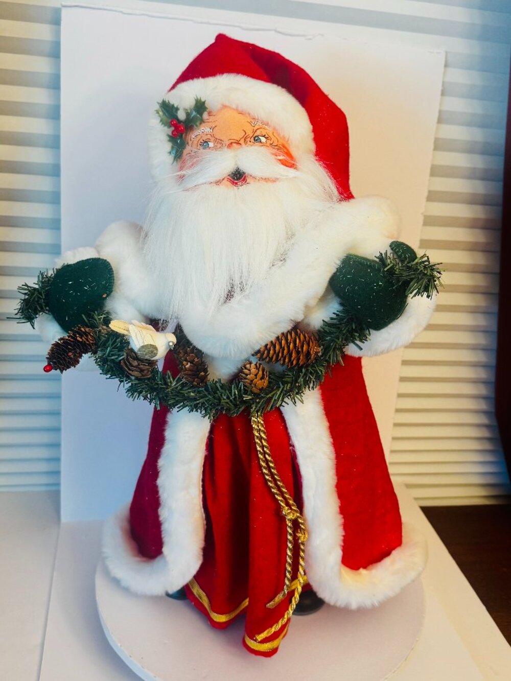 20" Annalee Traditional Santa Claus 2004 Free Standing Holding Pine Garland Dove
